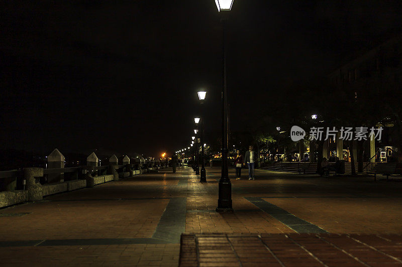 来自萨凡纳乔治亚州历史河街道地区的夜景。