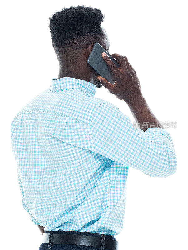 非洲裔年轻男性，穿着衬衫，使用智能手机