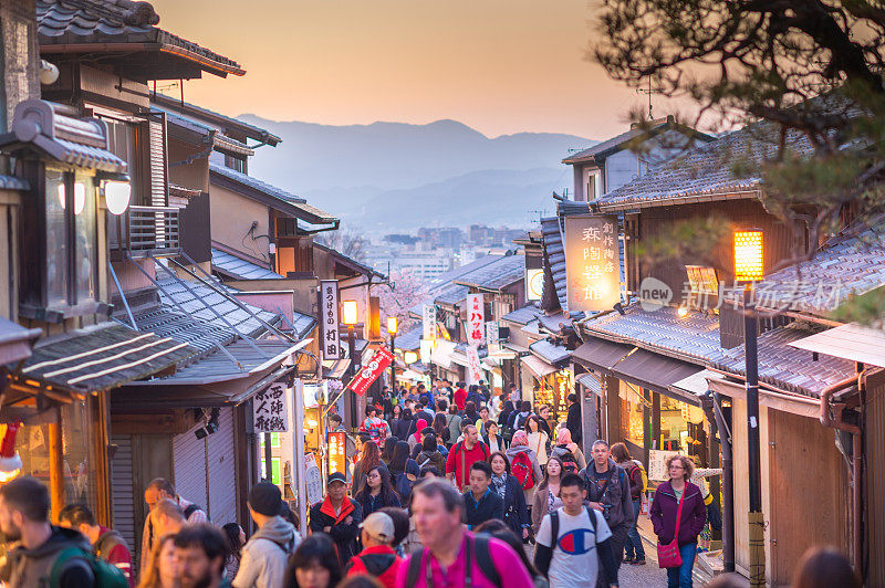 成群的游客走在日本京都清水寺附近的东山大街上