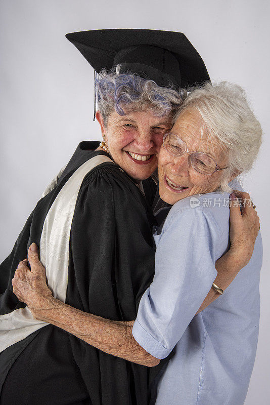 年迈的母亲和即将毕业的女儿拥抱在一起。