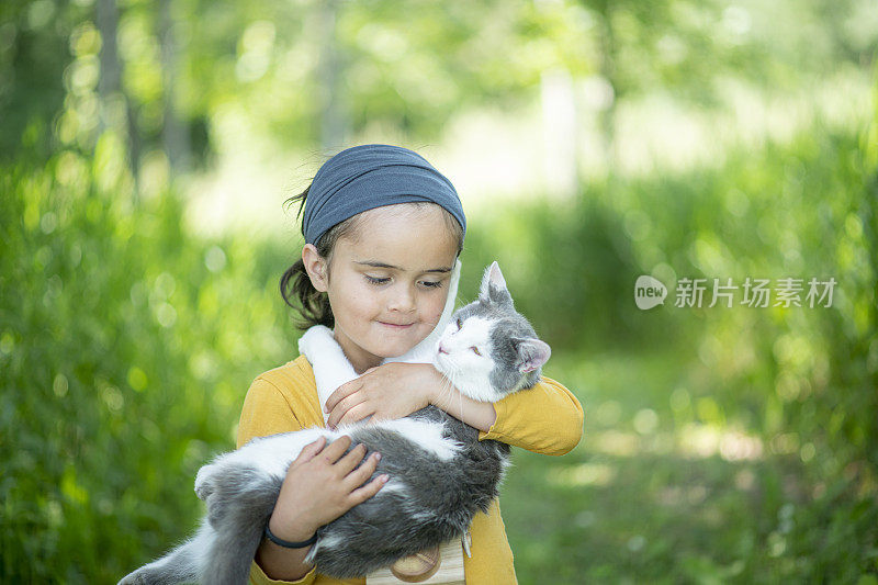 可爱的小女孩和她的猫