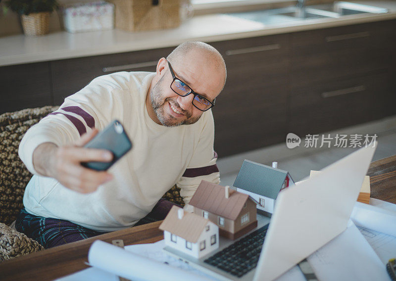 成年男性在家工作(使用电话)