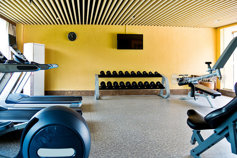 健身房有一组运动器械