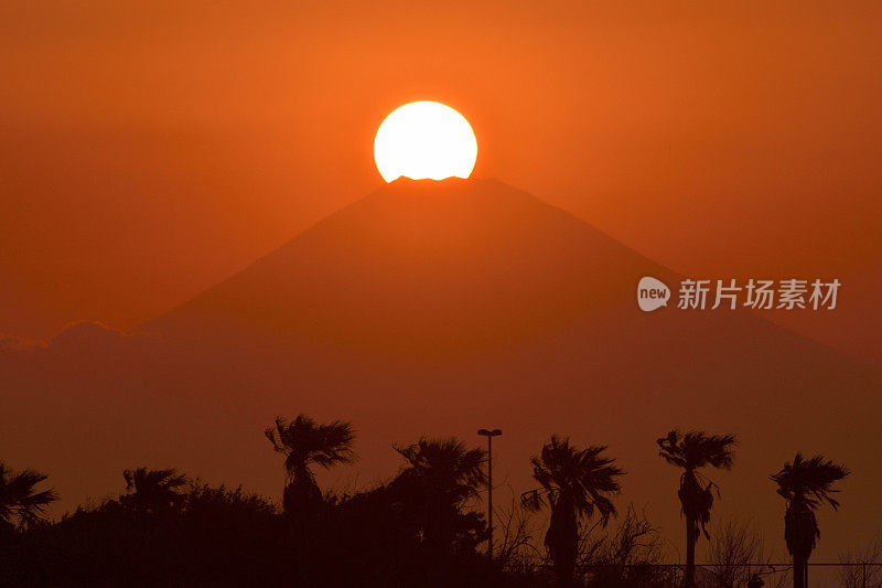 神奈川县三浦半岛富士山上的日落