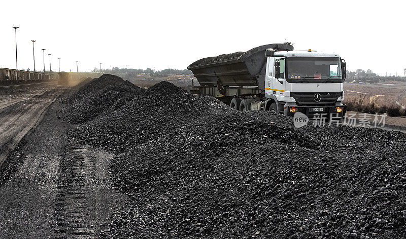 卡车在铁路侧线倾卸加工过的煤炭