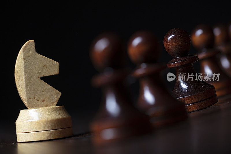 从人群中脱颖而出。象棋中的马和卒。