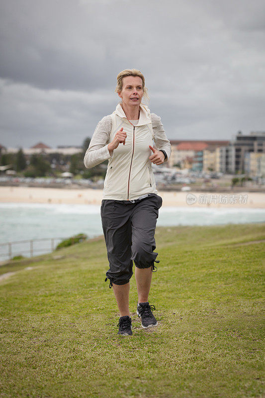 悉尼邦迪海滩健身成熟女人慢跑