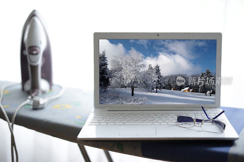 笔记本电脑与冬季景观图像