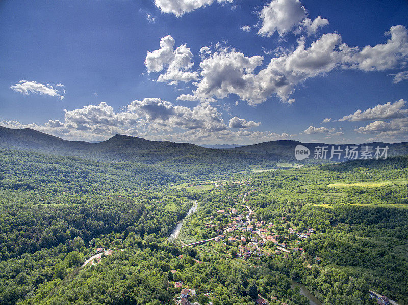 从保加利亚一个小村庄的高处俯瞰