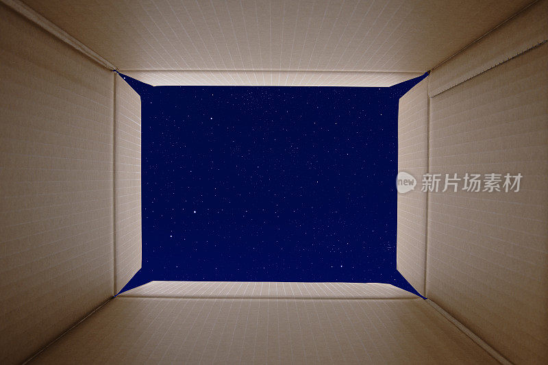 从一个纸箱里看到很多闪亮的星星