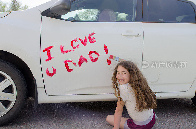 小女孩在车门上写着我爱你爸爸