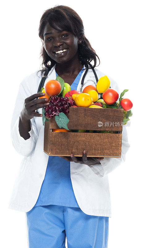 非洲裔年轻女医生穿着实验室大褂，拿着板条箱站在白色背景前