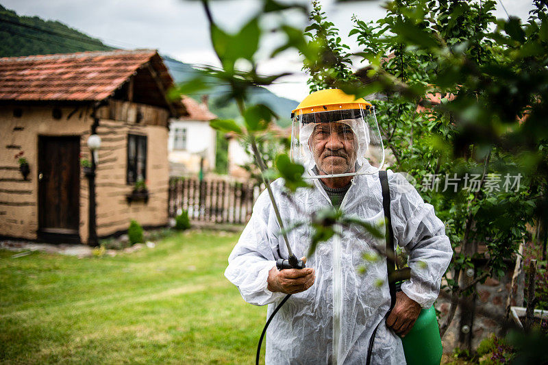 农民用喷雾喷洒水果以防止植物寄生虫