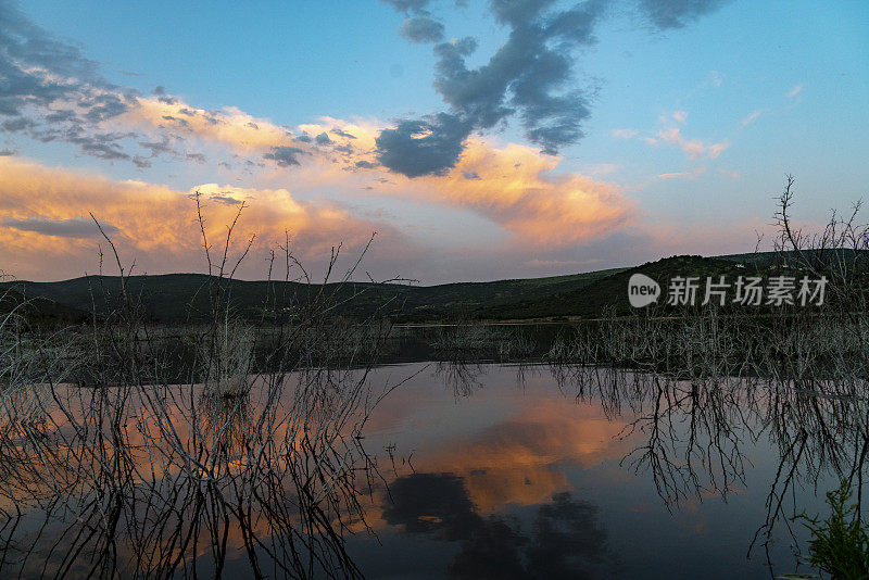 日落时分的湖泊和自然景观。壮观的云彩倒映在湖面上