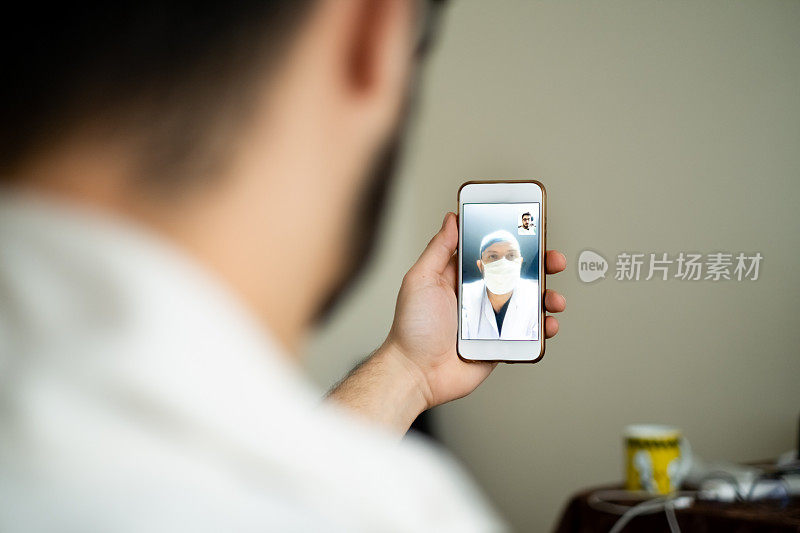 年轻人用智能手机和医生视频通话