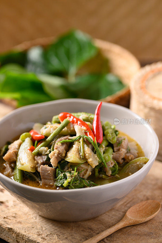 泰国北部食物，辛辣的咖喱汤，猪肉和蔬菜