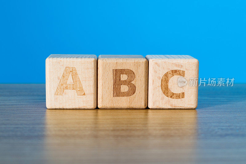 有字母A、B、C的木块