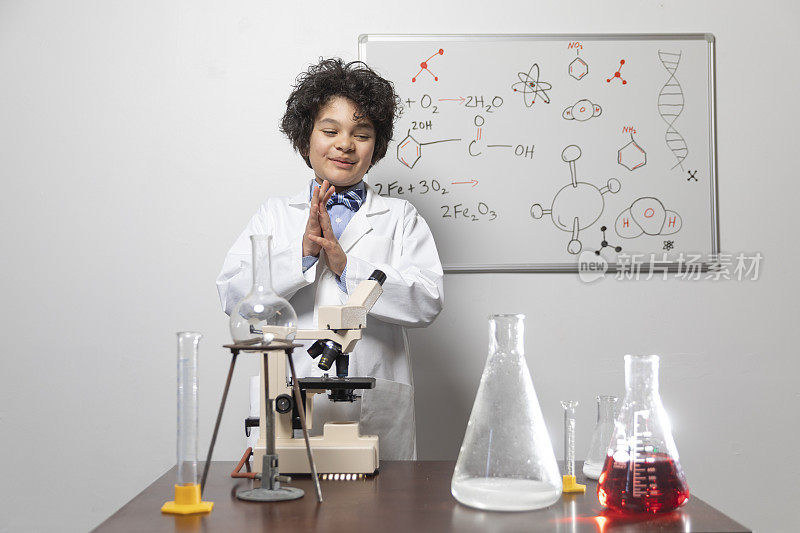 儿童在有趣的科学化学实验室