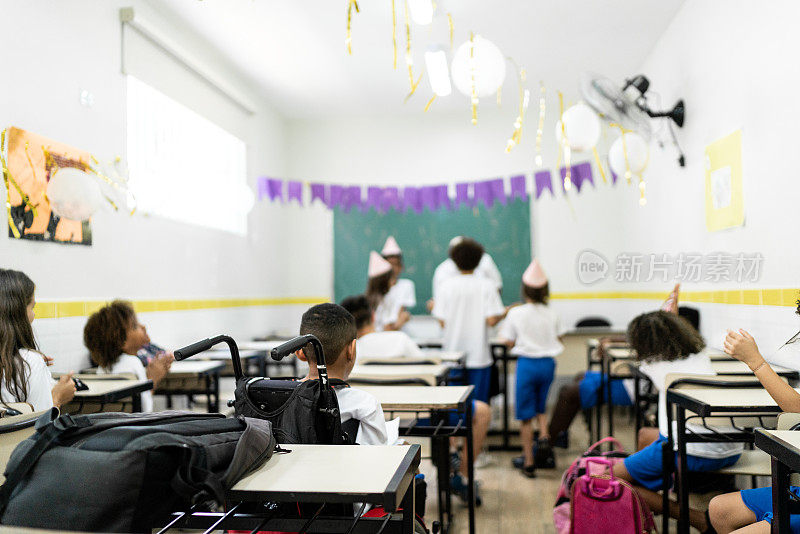 孩子们在学校庆祝生日