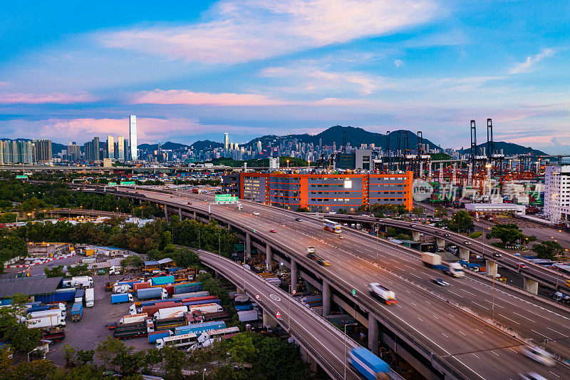 集装箱船夜间在港口的无人机视图