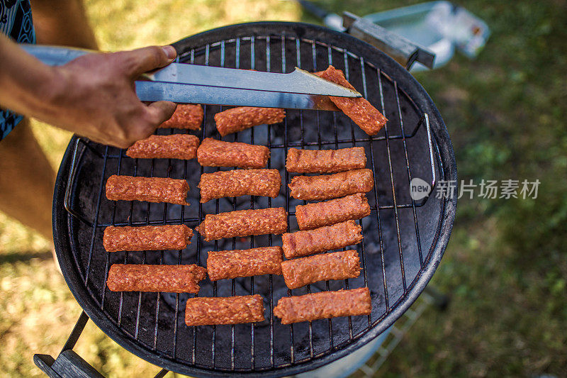 用煤在烧烤架上烤肉