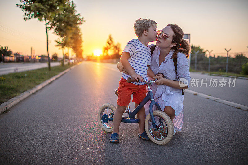 母亲教儿子骑自行车