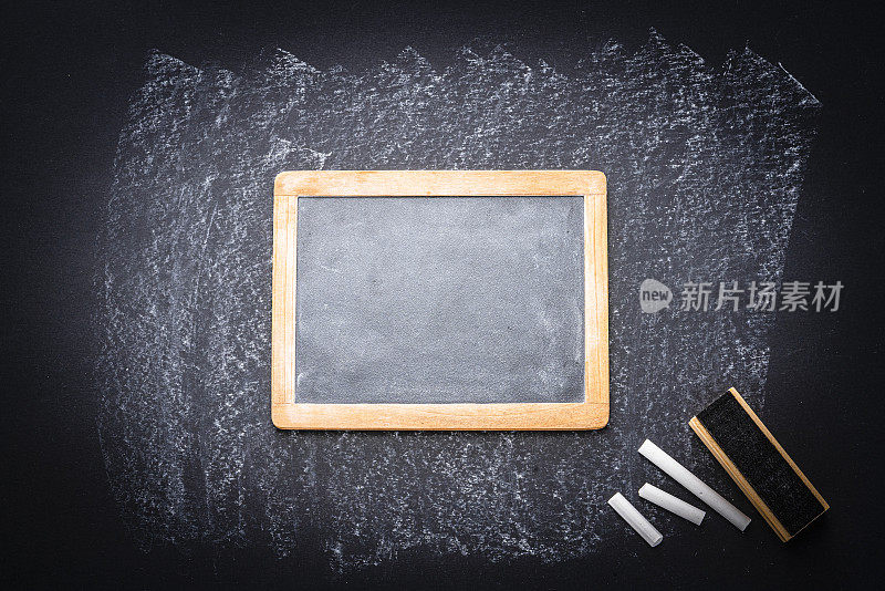 黑板擦和粉笔在空白的黑板上用粉笔擦过的痕迹