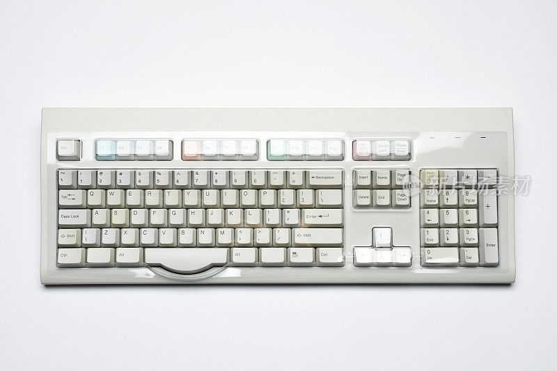 老式的干净的桌面电脑键盘在白色的背景(剪切路径)