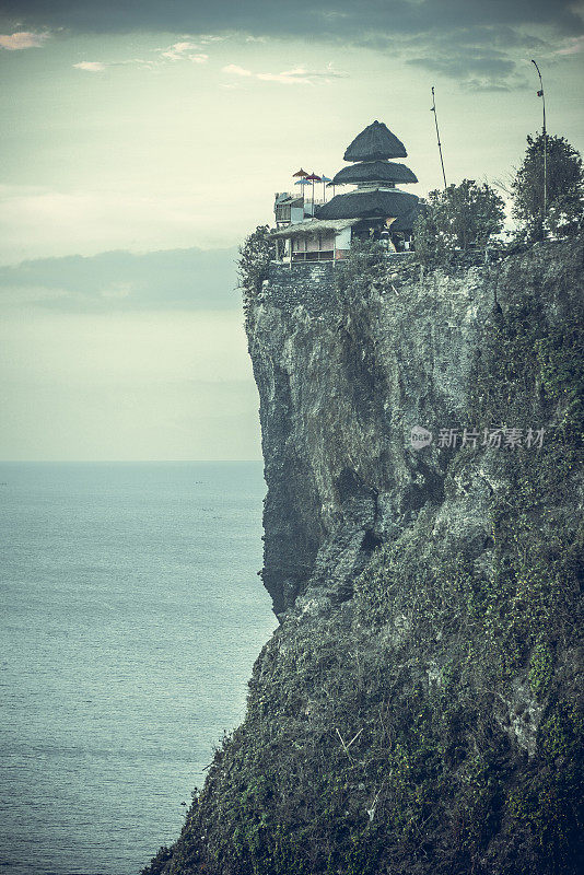 美丽的悬崖在乌鲁瓦图寺庙日落在巴厘岛，印度尼西亚