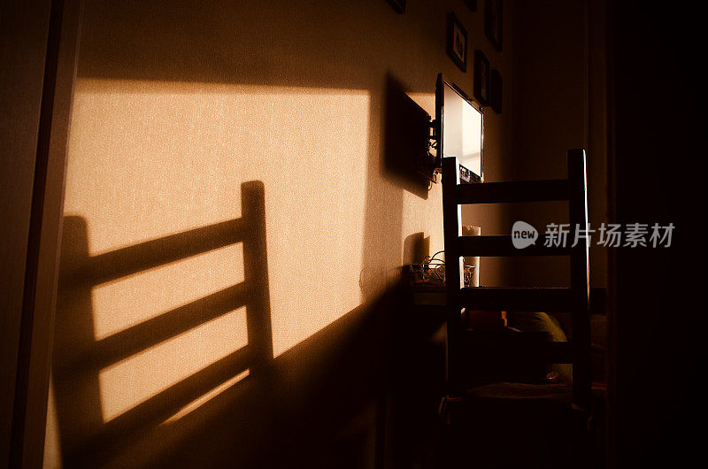 家庭厨房内饰墙上有一把椅子的影子
