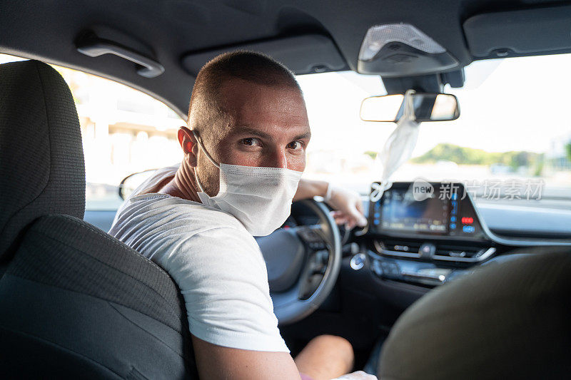 戴着医用防护口罩的司机肖像。在大流行疾病期间。