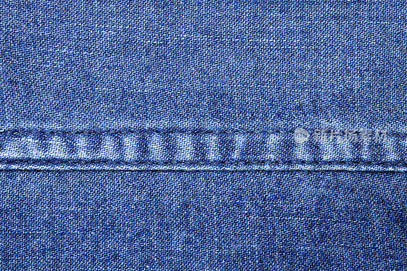特写深蓝色牛仔裤纹理背景。俯视图牛仔布高度详细的分辨率复制空间和表面的任何设计。任何设计的表面。
