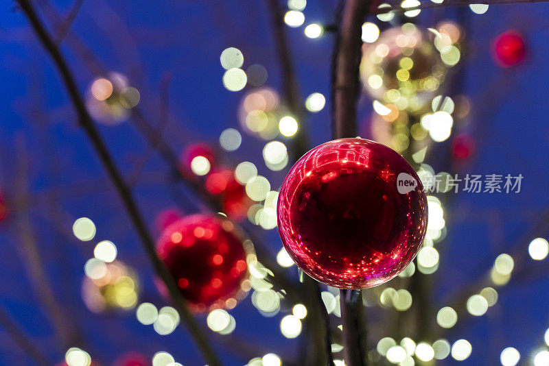 新年和圣诞节晚上的灯光装饰