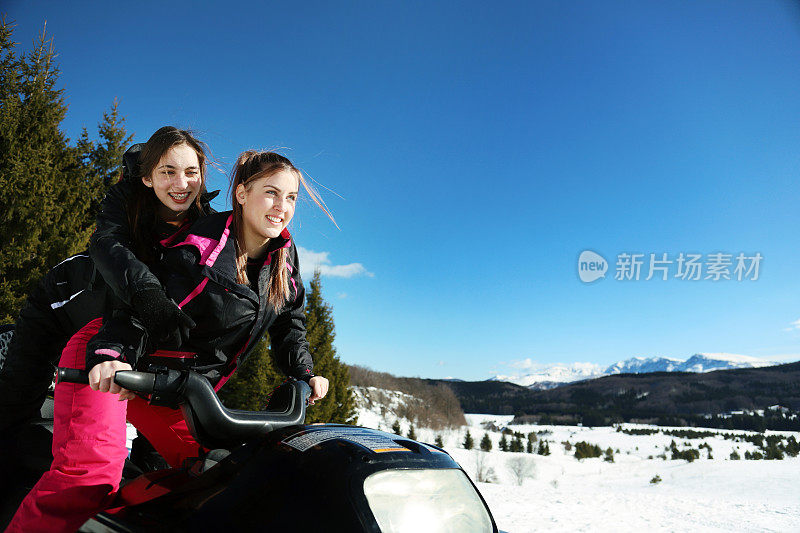 女性驾驶雪上汽车