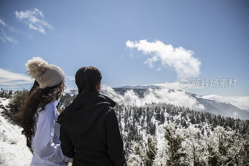 朋友们在雪地里徒步旅行