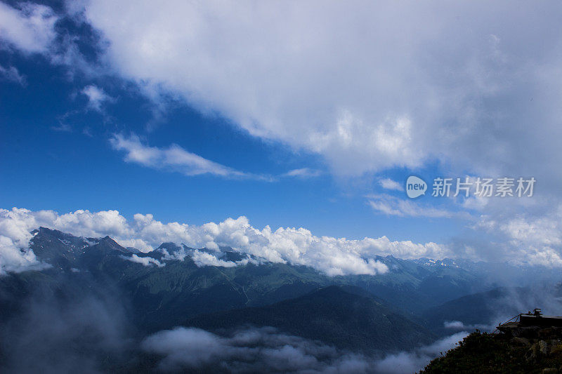 从山顶俯瞰，壮丽的景色