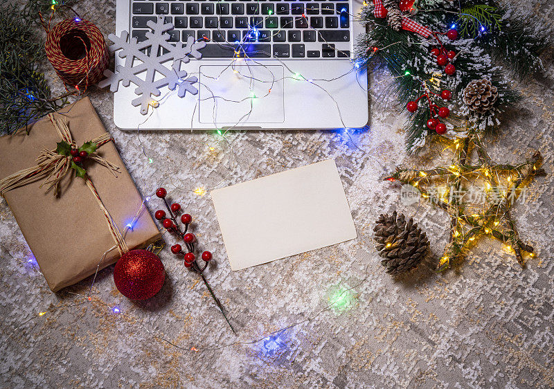 圣诞装饰，现代笔记本电脑在地毯上，家庭内部