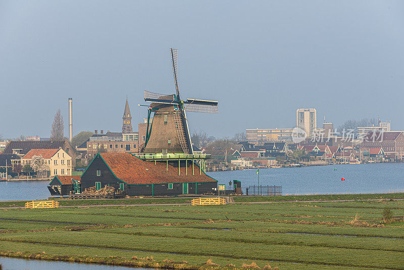 传统的荷兰清晨风车