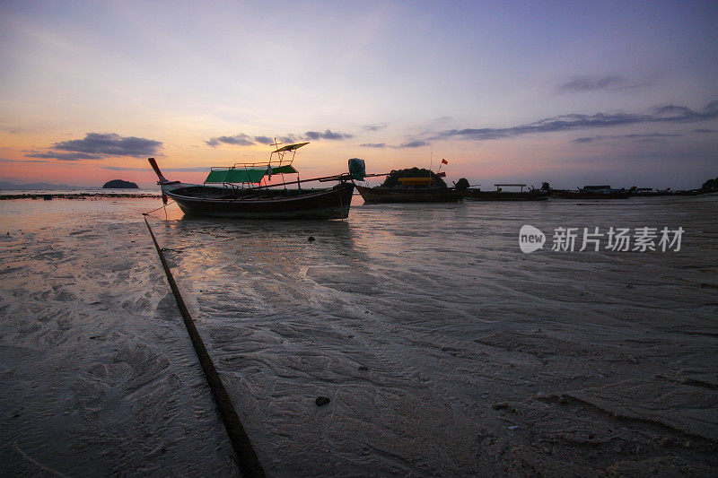 美丽的日落海滩在安达曼海傍晚，泰国，利比