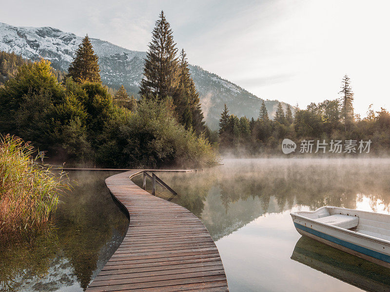 风景优美的阿尔卑斯湖和山脉在瑞士