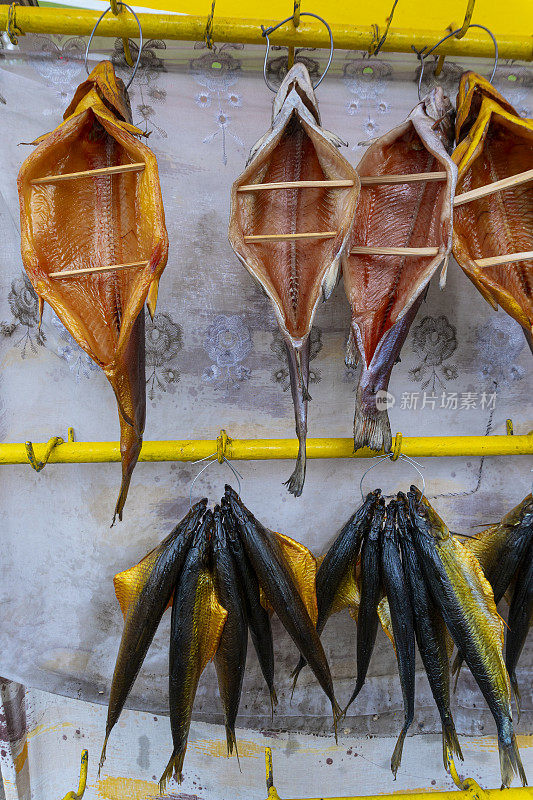 吉尔吉斯斯坦当地集市上的新鲜熏鱼。