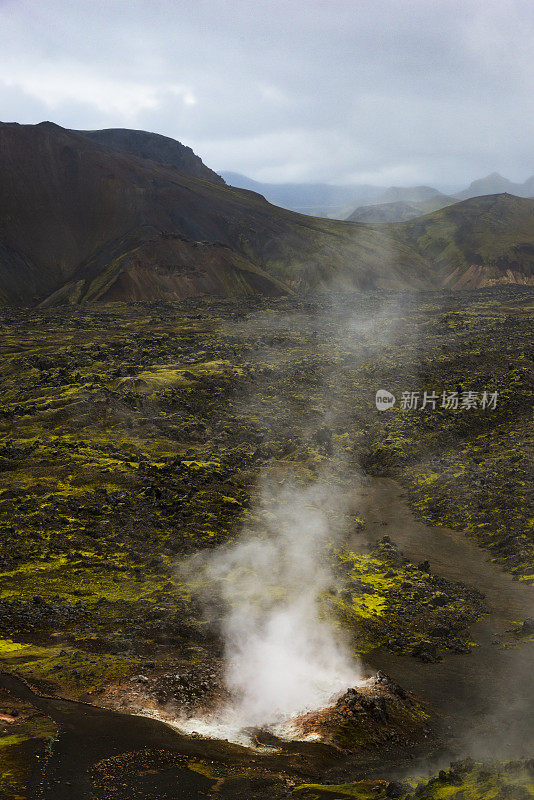 冰岛山中五颜六色的蒸汽坑。