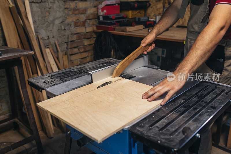 一位匿名木匠在他的工作室里制作一件家具