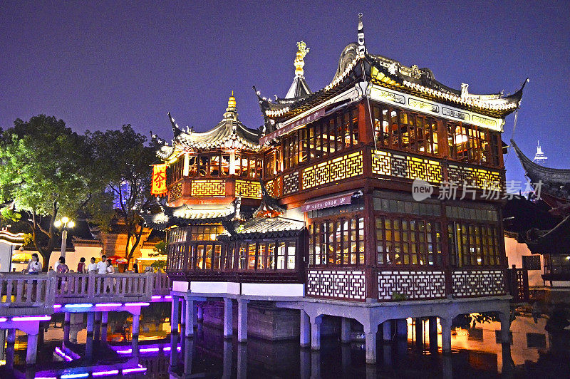 上海豫园茶馆夜间灯火通明