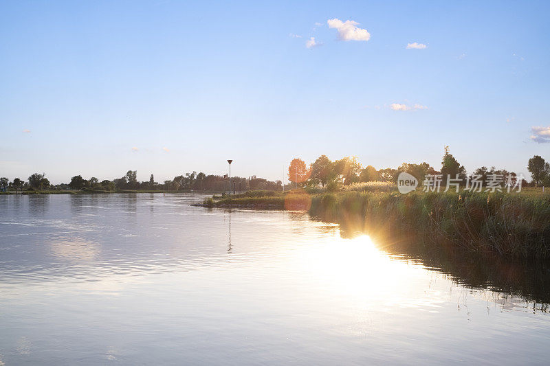 在一个美丽的夏夜，日落在河IJssel在兹沃尔附近