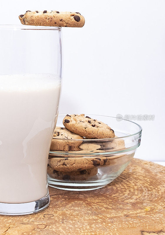 燕麦饼干和燕麦牛奶装在玻璃杯里放在木板上。健康的饮食,