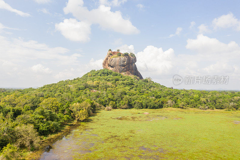 斯里兰卡，无人机在白天拍摄的Sigiriya岩石