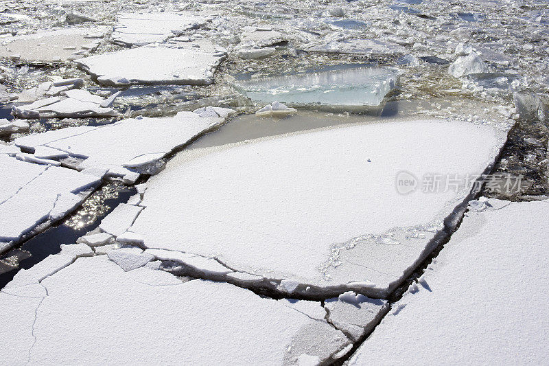 芬兰拉彭兰塔Saimaa运河破碎的冰原