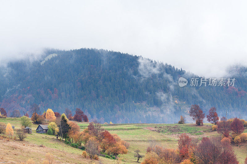 奇异多彩的山景与云。乌克兰,喀尔巴阡山