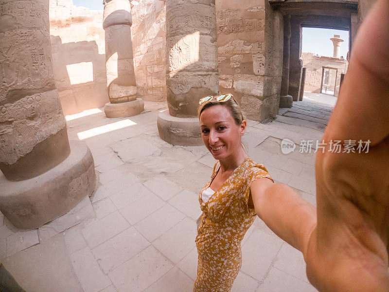 一名女子在埃及旅行，在卡纳克神庙里自拍